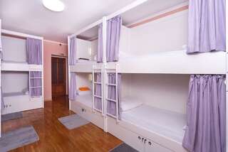 Хостелы Хостел Friends House Одесса Спальное место на двухъярусной кровати в общем номере для мужчин-1